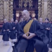 Nhà sư Nhật nhảy trên nền nhạc EDM để cổ vũ các sĩ tử